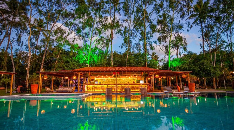 O bar da piscina é excelente para quem quer conforto e praticidade.