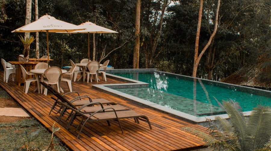 Piscina de Borda Infinita com uma bela vista para o rio na cheia e para a floresta na seca.