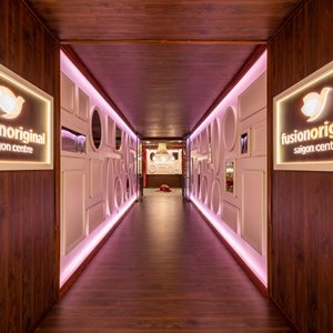 Reminiscent of Saigon’s signature alleyways or "hems" where explorers congregate in search of Saigon’s best-kept secrets, eye-catching, distinctive, and attention-grabbing. Blank art frames to stimulate curiosity at the entrance. This is also linked to the hotel's signage design, which is a part of the hotel decor concept.