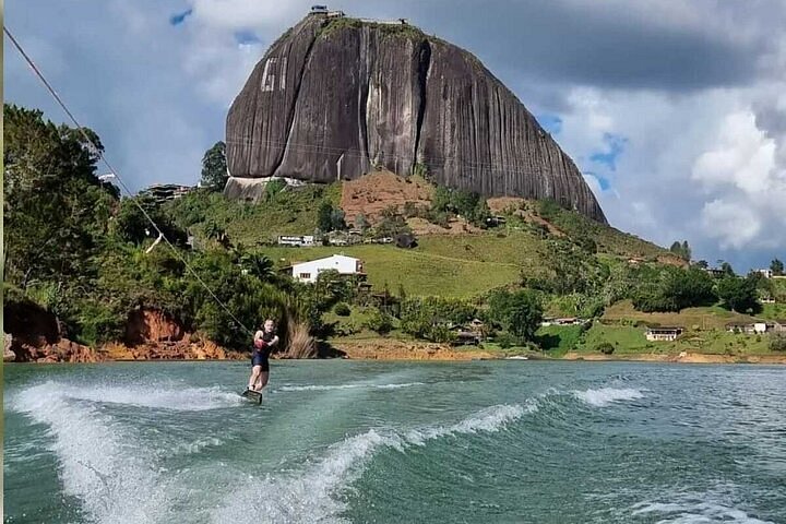 2024 (Guatape) Guatapé stone, climatized pool and boat tour included.