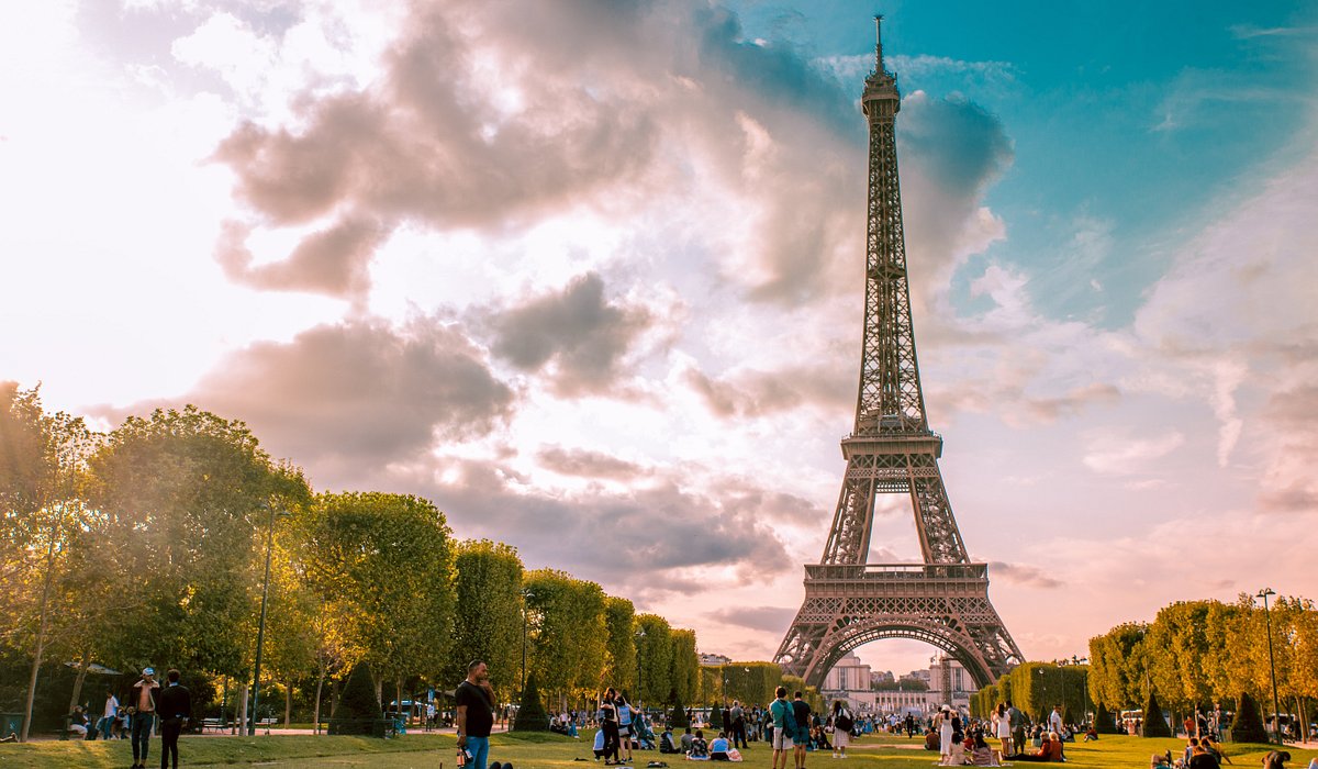 People admiring the Eiffel Tower in Paris