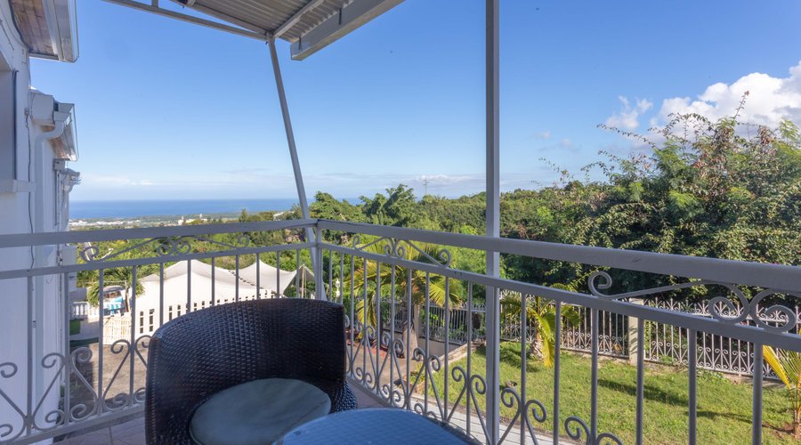Vue sur la mère d'une chambre avec balcon