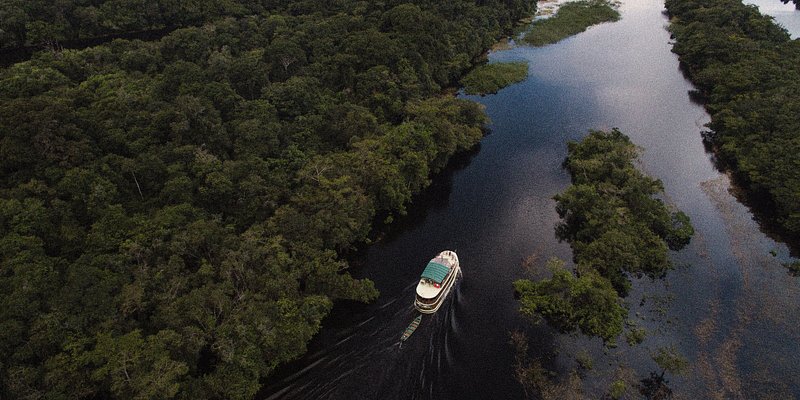 Rio Jauaperi, en biflod til Amazonfloden, løber dybt ind i Amazonas. Comunidade Itaquera-regionen er en del af byen Novo Airao, som kan nås med en 20-timers bådtur