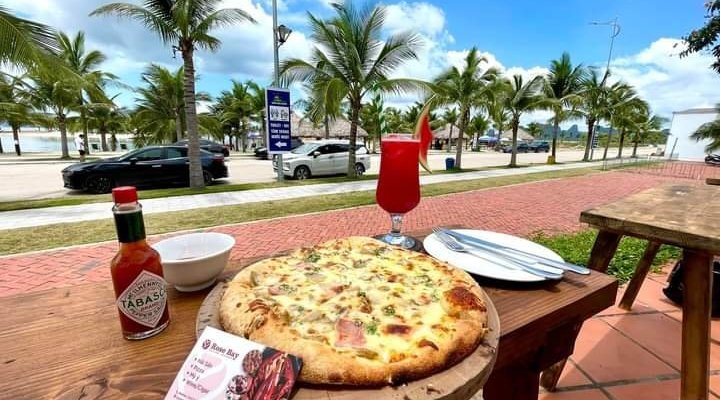 Nhà hàng Vườn bia Hoa hồng Rose Bay chuyên cung cấp những món ăn hải sản tươi ngon với view ngắm trọn vẹn vẻ đẹp bãi biển Tuần Châu