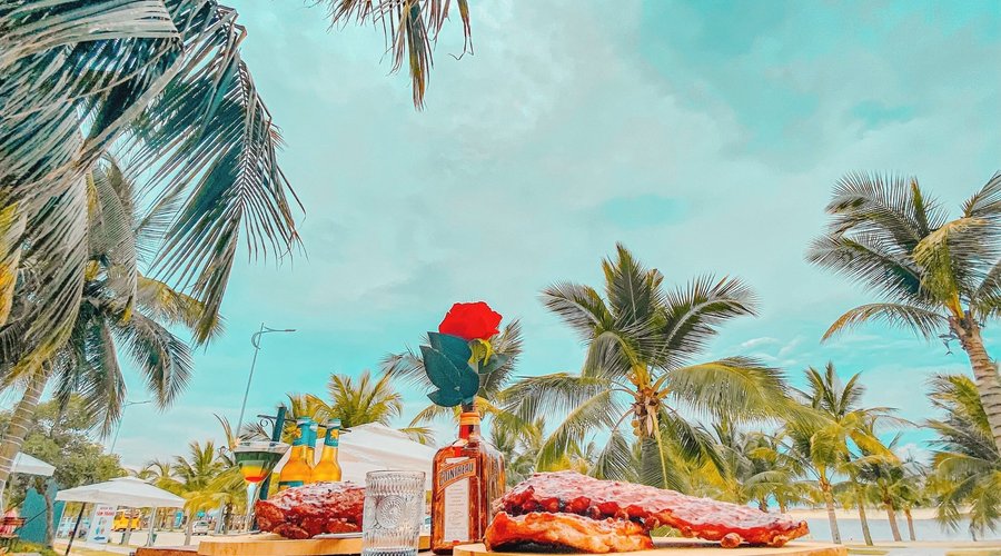 Nhà hàng Vườn bia Hoa hồng Rose Bay chuyên cung cấp những món ăn hải sản tươi ngon với view ngắm trọn vẹn vẻ đẹp bãi biển Tuần Châu