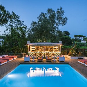 The pool bar has been designed in a 1920's Saint tropez  seaside spirit. 