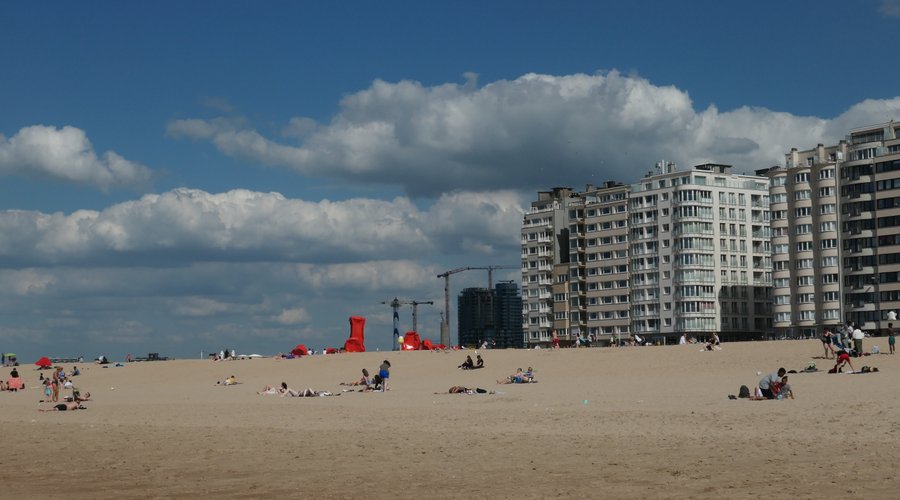 Ostend, Even from afar the 'work of art' Rock Strangers by Arne Quinze spoils the harmony if the landscape