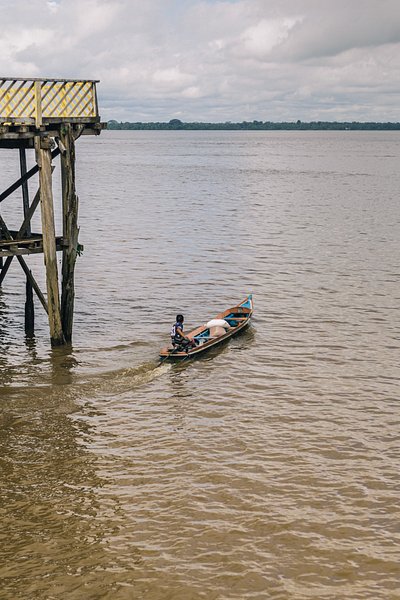 Uomo in barca sul Rio delle Amazzoni