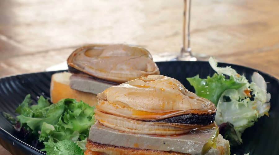 Nuestras cositas especiales: tosta de mejillón y foie