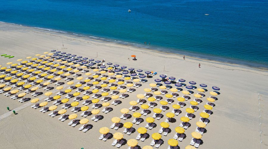 A 450 m ca, ampia, di sabbia e ghiaia sul bagnasciuga, raggiungibile con una gradevole passeggiata attraverso la pineta. Servizio spiaggia incluso nella Club Card a partire dalla 3° fila (1 ombrellone + 2 lettini ad unità abitativa).