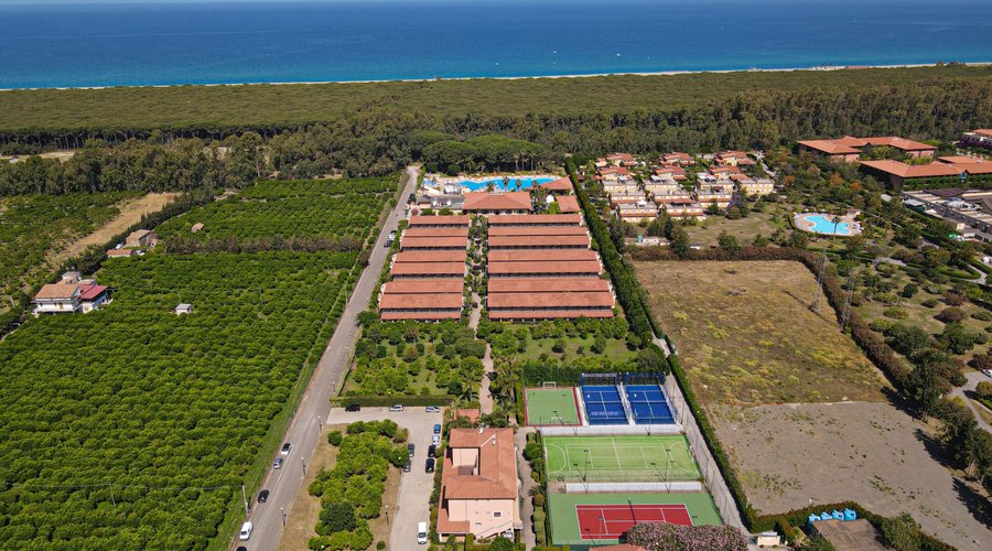 Sulla costa tirrenica della Calabria, il Villaggio si compone di costruzioni a 2 piani a schiera immerse in un giardino di agrumi e piante fiorite. L'ampia spiaggia di sabbia è raggiungibile attraverso una gradevole passeggiata nella pineta. Le molteplici attività sportive e il ricco programma di animazione per grandi e piccini, lo rendono ideale per il relax e il divertimento di tutta la famiglia.

SPIAGGIA