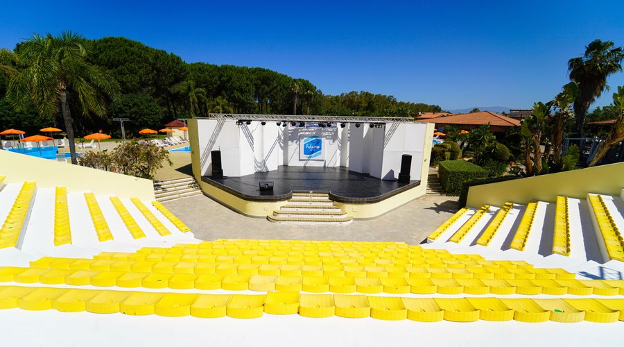 giorno.

In compagnia del simpatico Futurotto, i bimbi seguiti da uno staff dedicato trascorreranno in totale sicurezza giornate ricche di indimenticabili emozioni con attività suddivise per fasce di età: Futurotto Mini Club (3-6 anni) e Futurotto Kids Club (7/11 anni).

Giochi in aree attrezzate, in piscina e in spiaggia, attività ludiche, sportive e creative, gare e tornei, introduzione allo sport e finalmente l’immancabile FuturDance serale: ecco il mix perfetto per una “super fantastica vaca