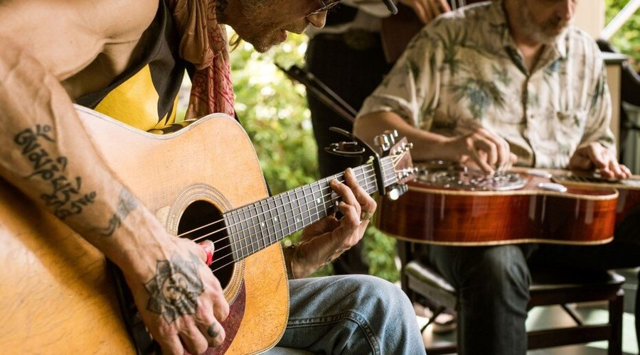 Bluegrass porch music every Saturday evening!