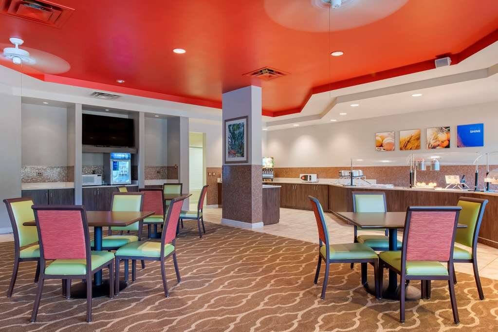 Hotel photo 60 of Comfort Suites Maingate East.