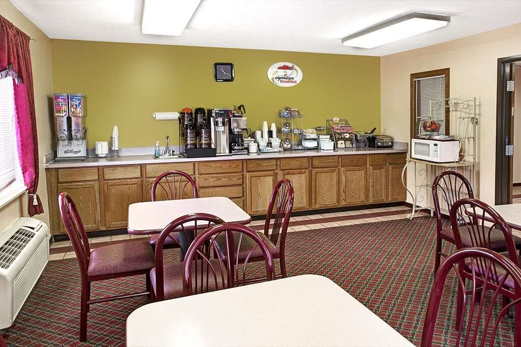 SUPER 8 BY WYNDHAM HEATH/NEWARK - Motel Reviews, Photos, Rate ...