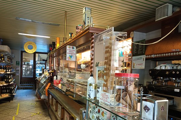 Torta di laurea con confetti e decori realizzati su richiesta del cliente  in pasta di zucchero. - Foto di Pasticceria Bertollo, Rapallo - Tripadvisor