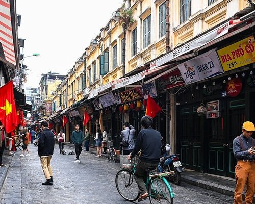 How does the Hanoi tourist cross the road? Very, very carefully