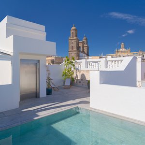 Piscina en la azotea con vistas a la Catedral de Santa Ana