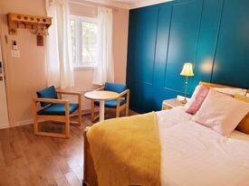 Chambre 1 , lit double , tout équipé, four grille pain ou grille micro onde,tv, wifi .....et bien plus