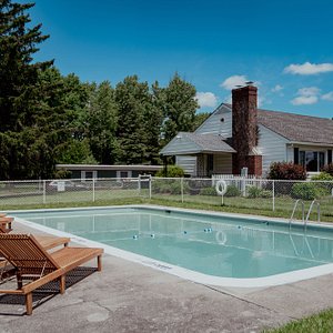 Whispering Winds Motel - Heated Outdoor Pool