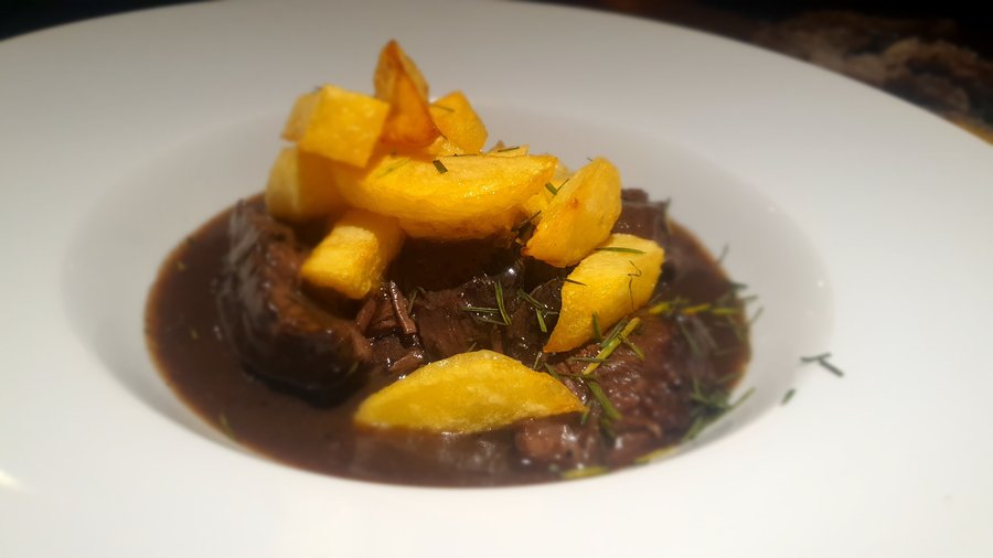 Carrillera de ternera  en salsa de vino tinto con patata