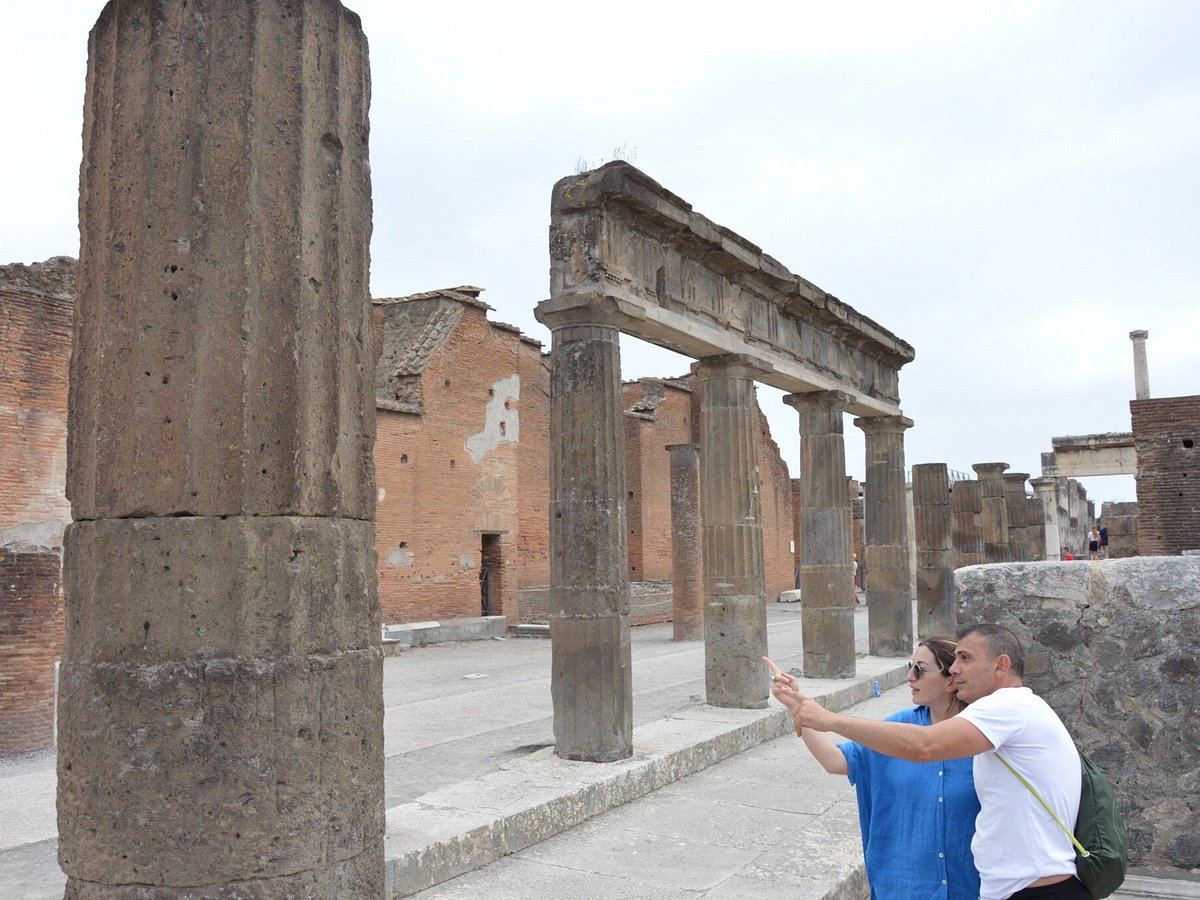 tour guides pompeii