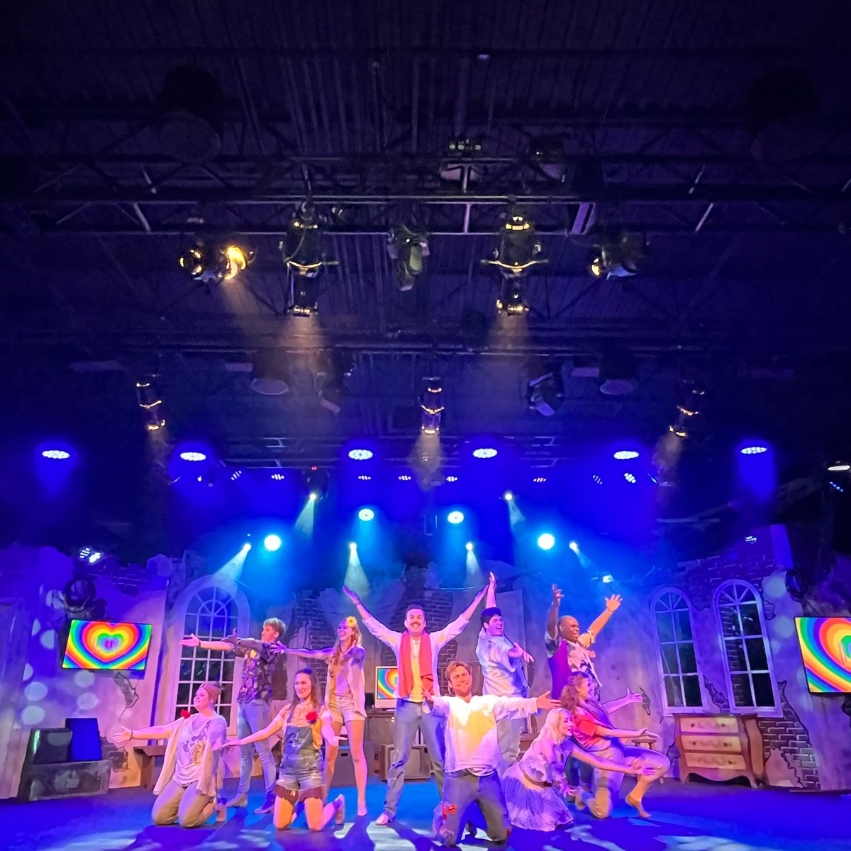 Stage right. Цирк Демидов шоу. Новогоднее шоу Зайцев. Шоу зайцы зал. Цирк чудес шоу зайцы.