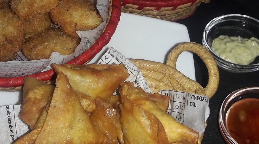 Starters available : Calamari Bites, Crumbed Prawns, Samosas 