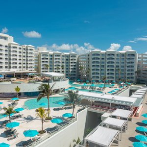 Vista principal de Royal Uno. Habitaciones, asoleaderos, piscinas y bares