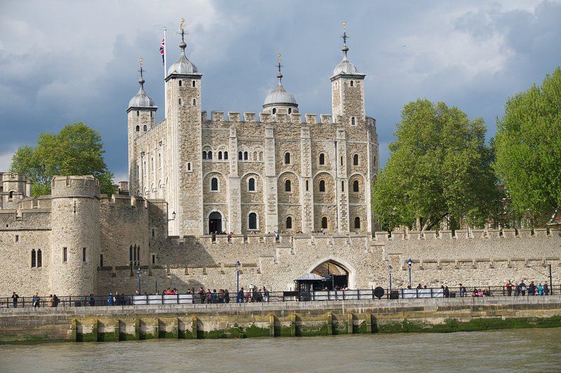 La tour de Londres, vue depuis la Tamise