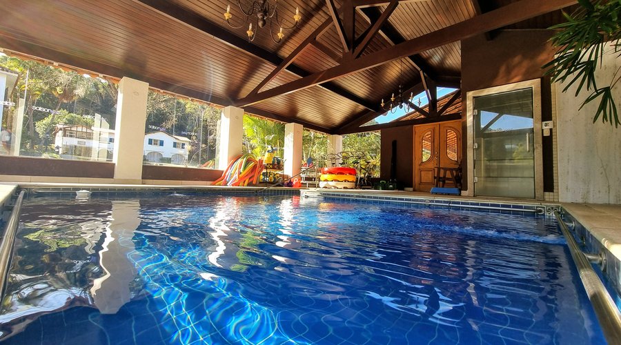 Piscina aquecida e coberta. Ótima opção para o ano todo. Aqui são desenvolvidas diversas atividades.
