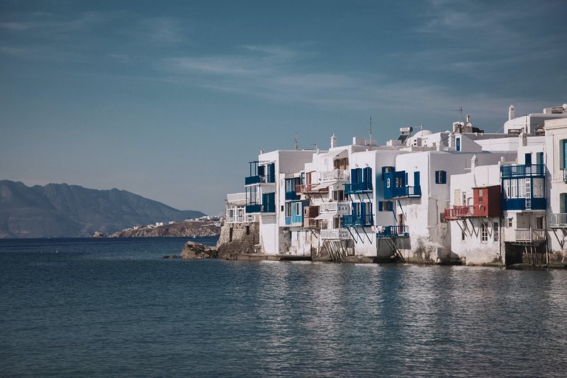 Λευκά σπίτια κατά μήκος της ακτής της Μυκόνου, Ελλάδα