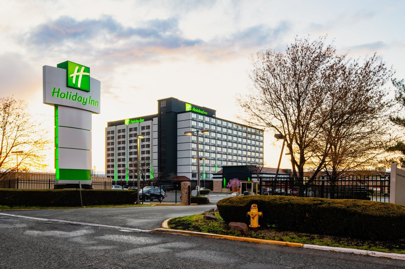 HOLIDAY INN NEWARK INTERNATIONAL AIRPORT, AN IHG HOTEL $119 ($̶1̶4̶8̶ ...