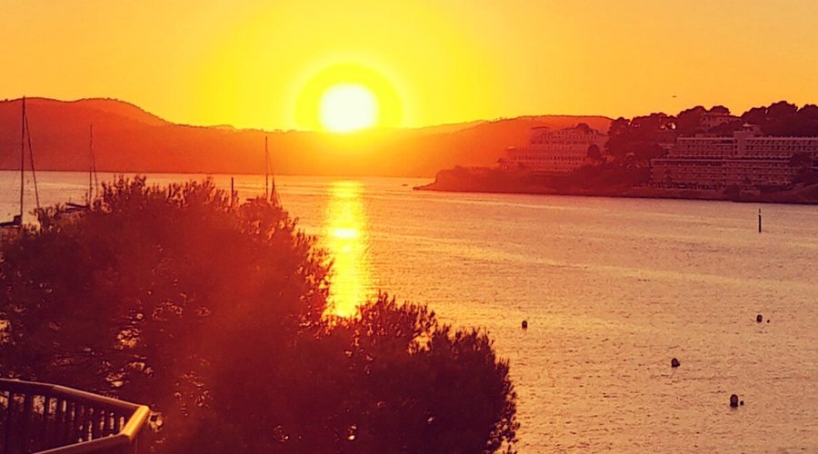 Sunset Waina Tavern 