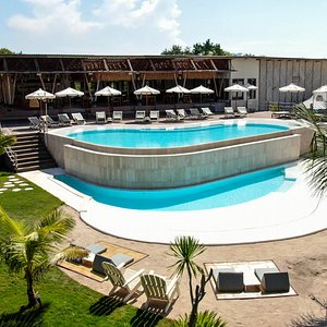  Le Pirate Gili Meno | The Beach Club Swimming Pool is open to the public