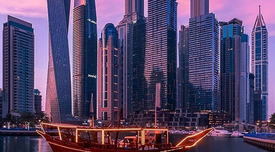 أفضل أنشطة سياحية في دبي 2025 - جولة بالقوارب السياحية في مارينا دبي