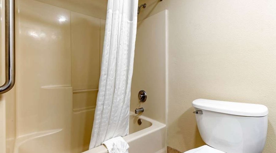 Guestroom with bathtub