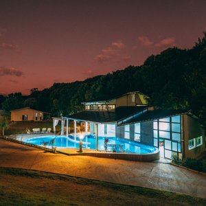 Piscina vista noturna