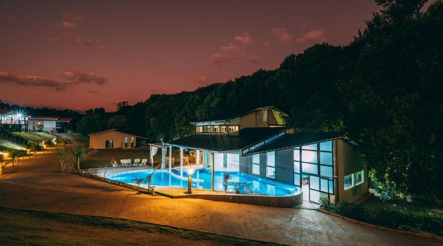 Piscina vista noturna