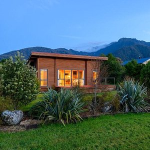 Sunny private cottage set in landscaped surrounds with views to the glaciers and mountains of Westland National Park