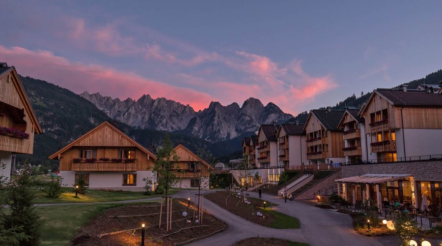 Hotel Außenansicht mit Chalets
