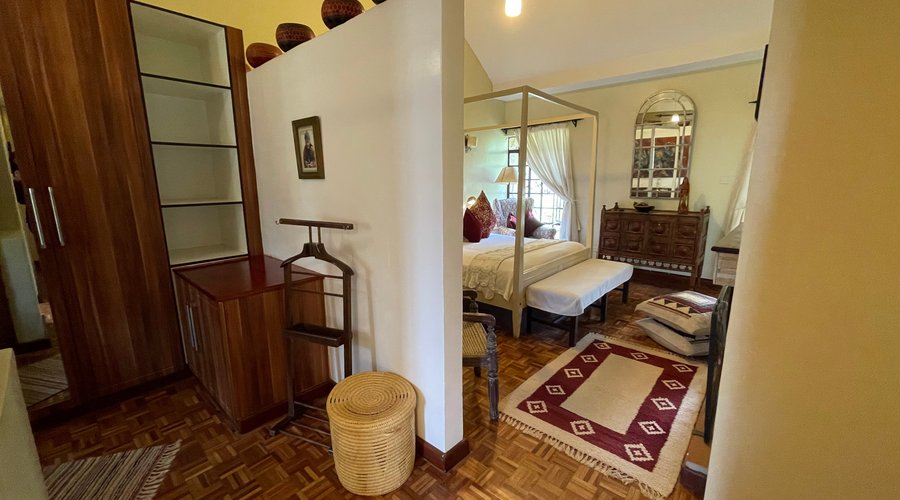 Habibi suite, fireplace and share balcony