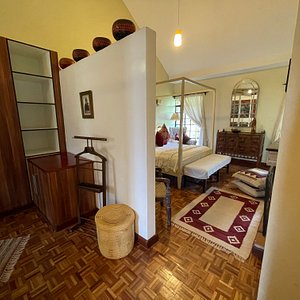 Habibi suite, fireplace and share balcony