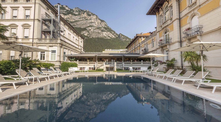 Piscina esterna, ristrutturata nel 2022. Nuovo rivestimento, una seduta interna e l’idromassaggio. 