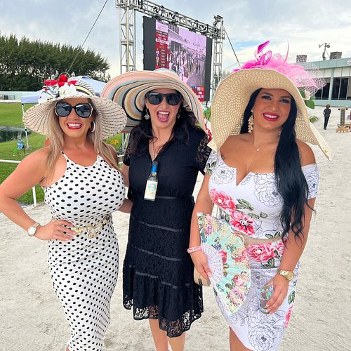 Señora Mayor Del Sur Vestido Para El Derby De Kentucky Y Beber Un