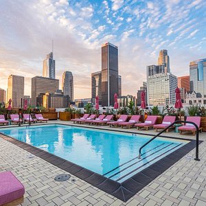 Rooftop Swimming pool and Sun loungers with view of Los Angeles Downtown