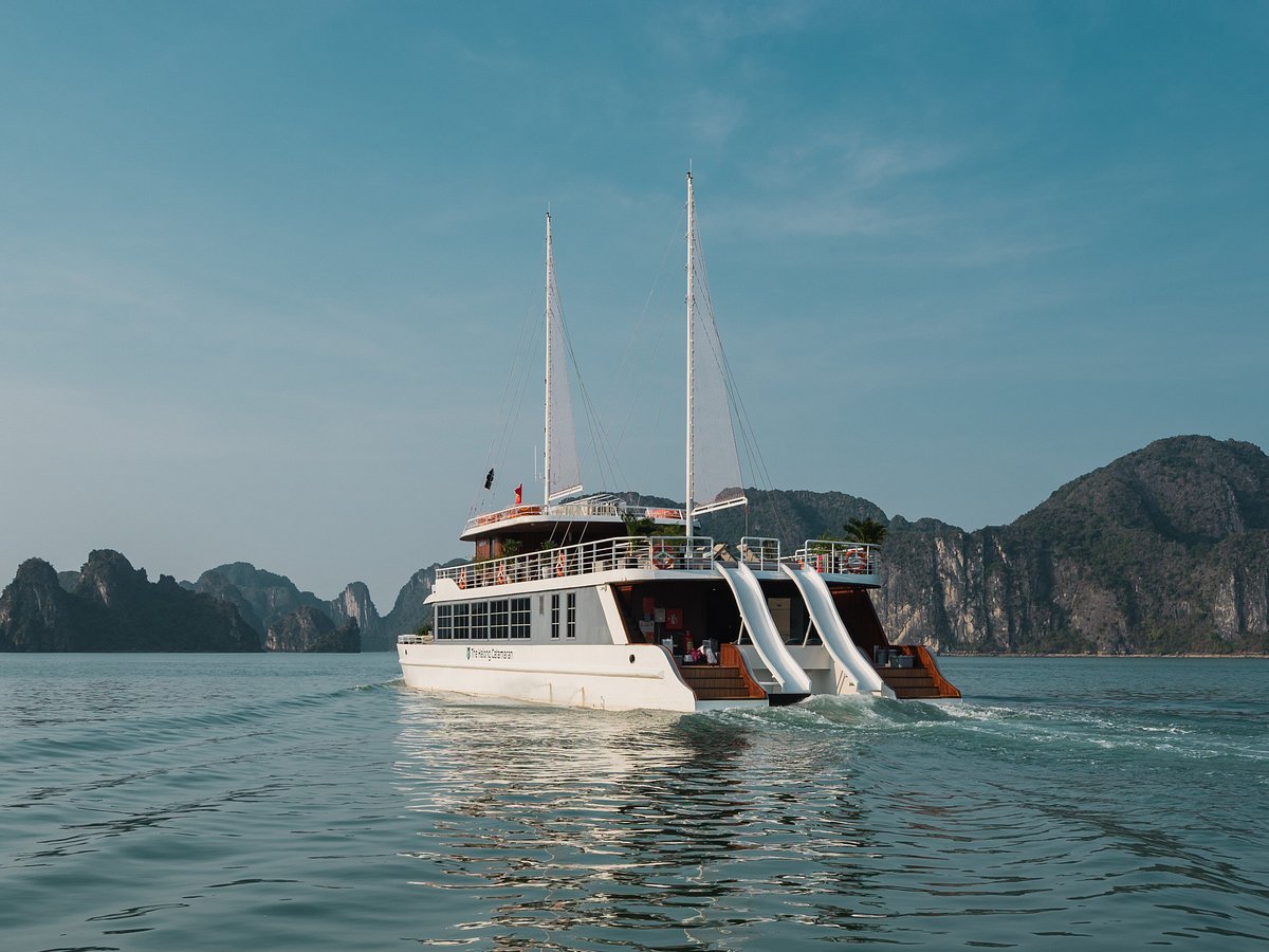 catamaran cruise halong