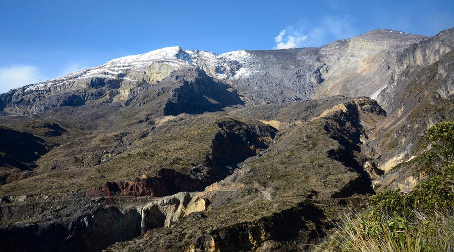 Volcán nevado de Ruiz, parque Nevados, en transporte 4x4 disfrutamos de esplendorosos paisajes alta montaña pasando por los termales cabaña y llegando a un hermoso municipio llamado Murillo