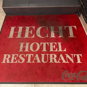 Das traurige Aushängeschild … um in das Hotel zu gelangen, muss man nur mutig über den dreckigen roten Teppich schreiten …