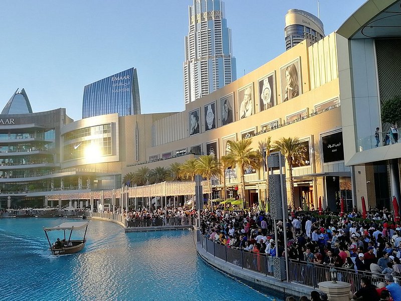 Large crowds at The Dubai Fountain during the day